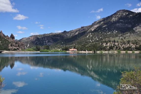 Lago espelhado na região de Bariloche, na Argentina